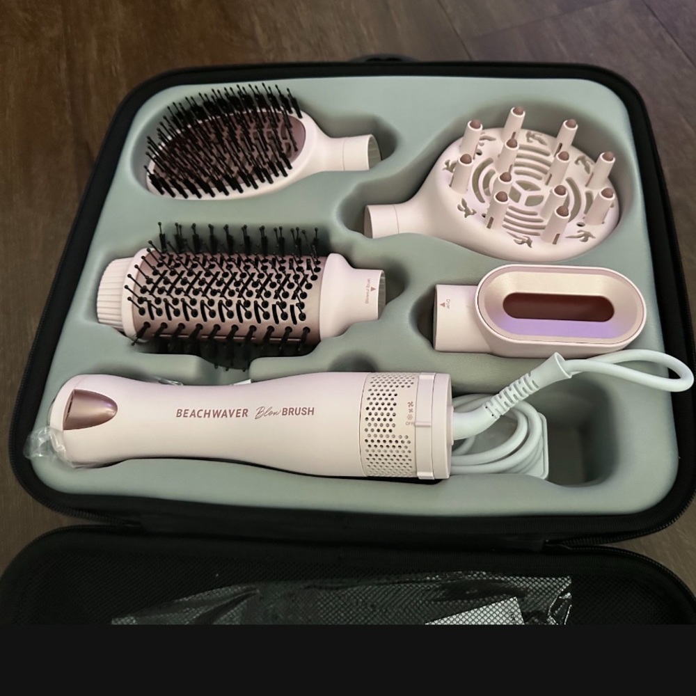 Brand new beachwaver blowout brush kit